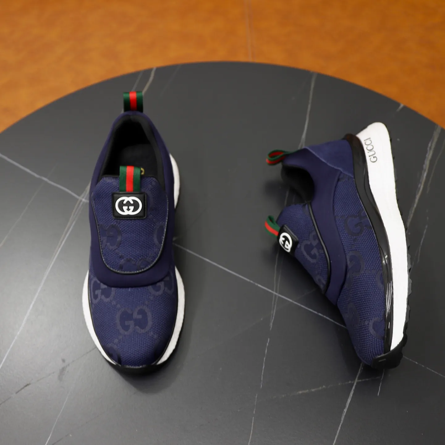 Ex-factory price: 462💰🙅‍♂️🙅‍♂️🙅‍♂️ Brand: Gucci GuCCI Standard code: 38-44 (45 customized) Grade: Same as the official website Material: Original leather stitching brand cloth Comfortable and breathable lining Lightweight and wear-resistant sports outsole Style category: Men's fashionable casual shoes Running sneakers Distinguished luxury brand elements Top luxury Color: actual picture color